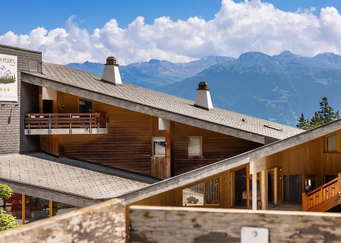 Emeraudes 004 Pres De La Telecabine A