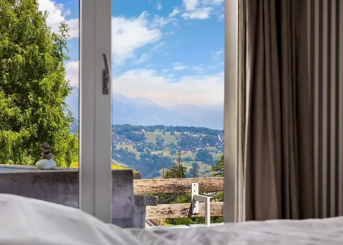 Emeraudes 004 Pres De La Telecabine A *