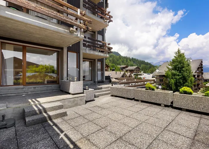 Emeraudes 004 Pres De La Telecabine A *